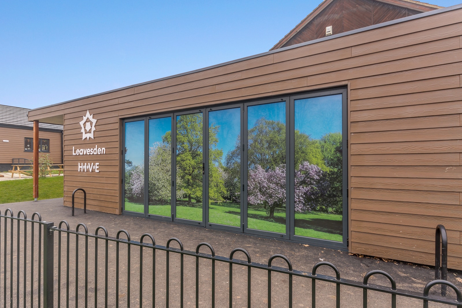 Modular building with offices